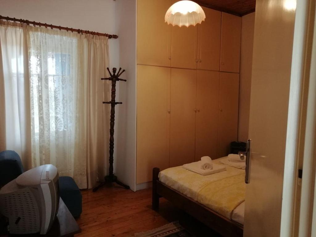 Postel nebo postele na pokoji v ubytování Lefki's house
