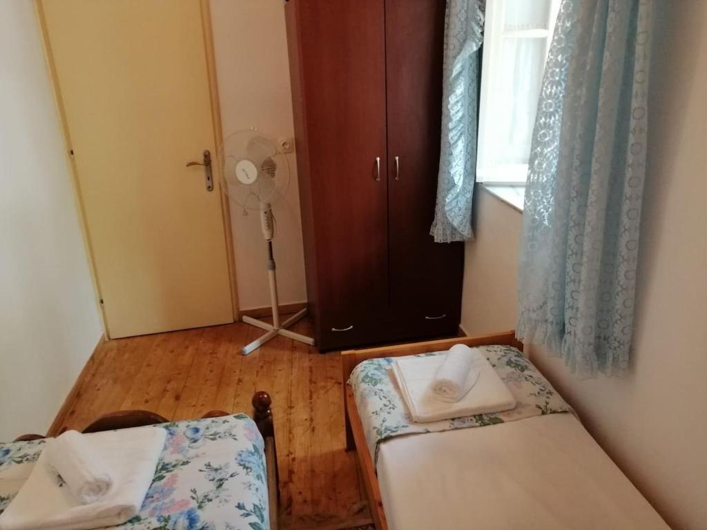 Postel nebo postele na pokoji v ubytování Lefki's house