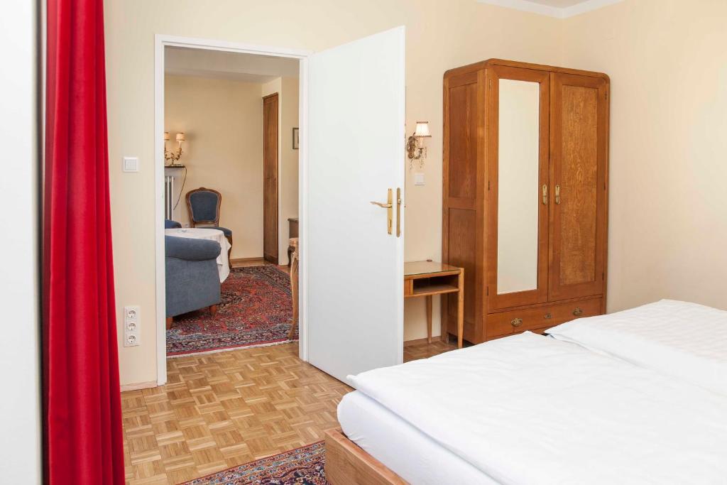 Postel nebo postele na pokoji v ubytování Pension Sacher - Apartments am Stephansplatz