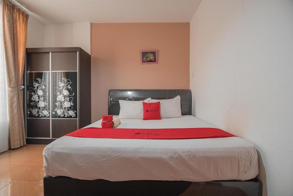 Postel nebo postele na pokoji v ubytování RedDoorz @ Batam Center 2