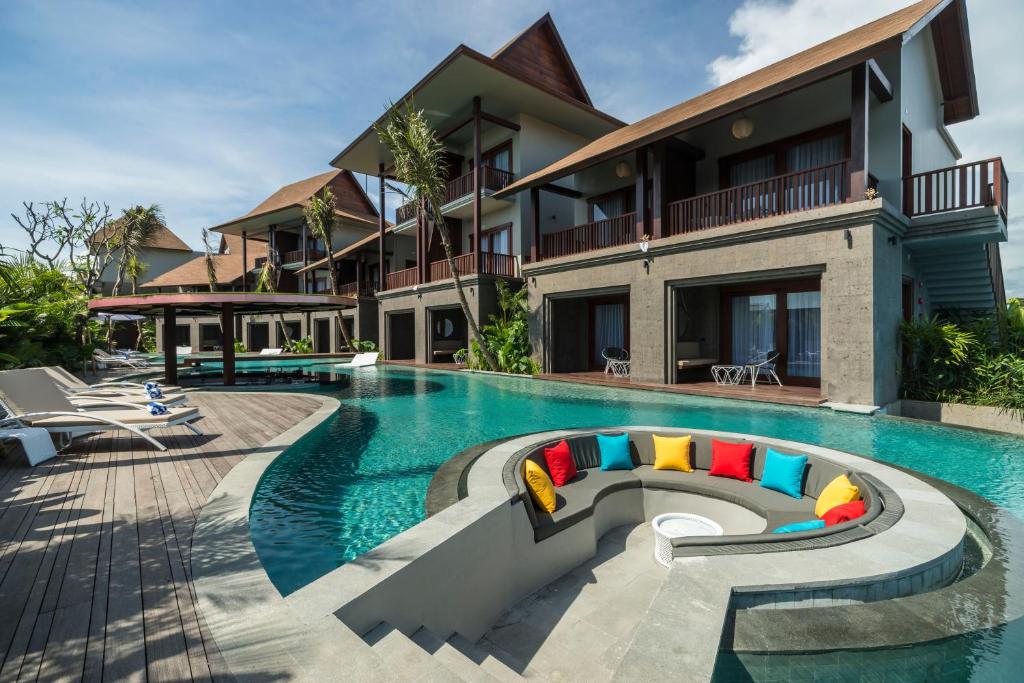una imagen de una piscina en una villa en Sense Canggu Beach Hotel, en Canggu
