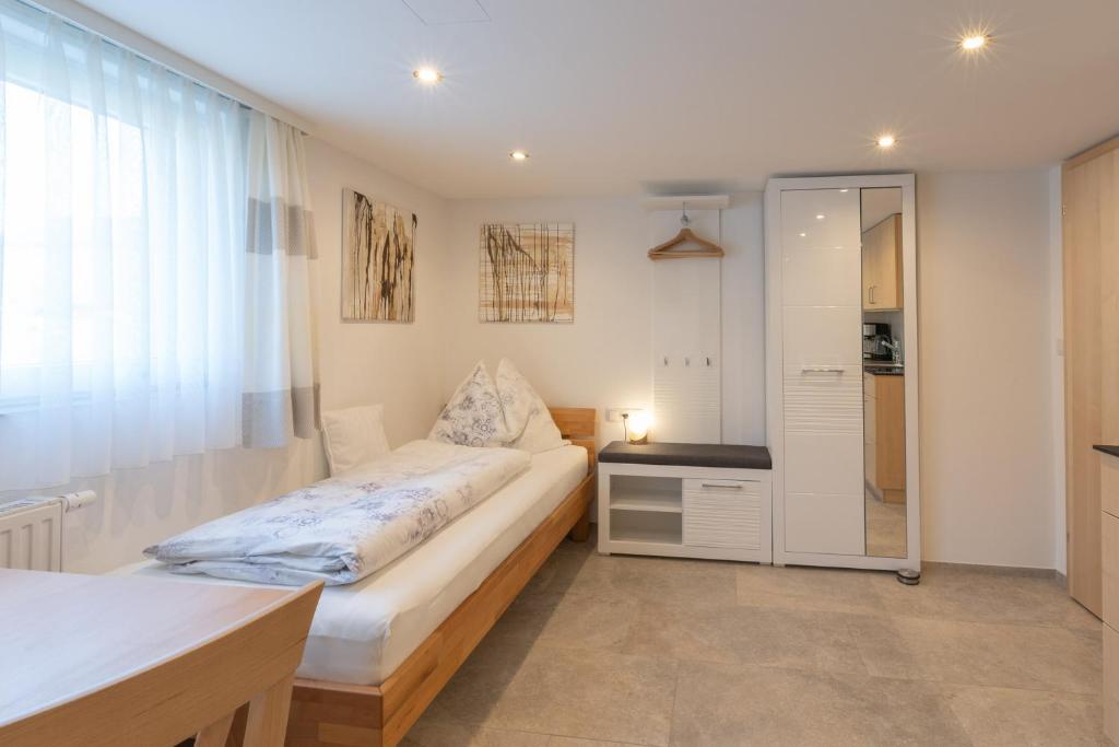 Postel nebo postele na pokoji v ubytování Ferienwohnung Metzler - Blick auf die Berge