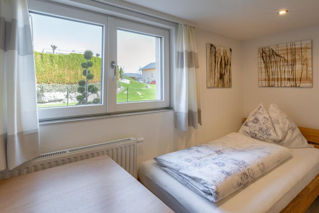 Postel nebo postele na pokoji v ubytování Ferienwohnung Metzler - Blick auf die Berge