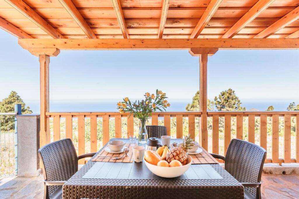 une table avec un bol de fruits sur une terrasse dans l'établissement CASA LAURA el canal, à Puntagorda