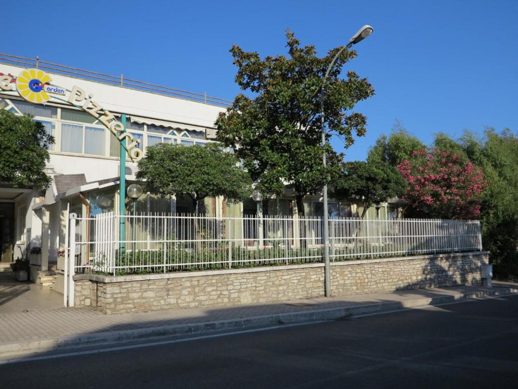福爾米亞的住宿－阿爾伯格小花園旅館，建筑前的白色围栏