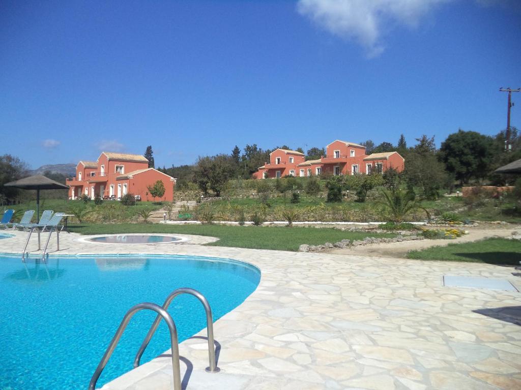 Bazén v ubytování PULADES RESORT nebo v jeho okolí