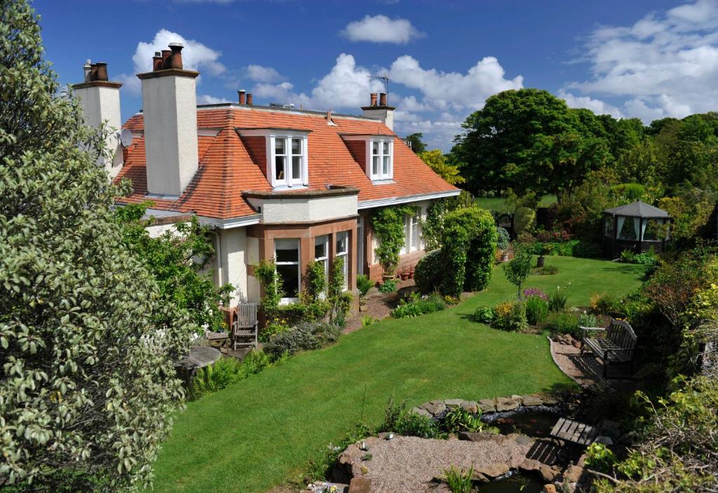 een huis met een tuin ervoor bij Glengair in North Berwick