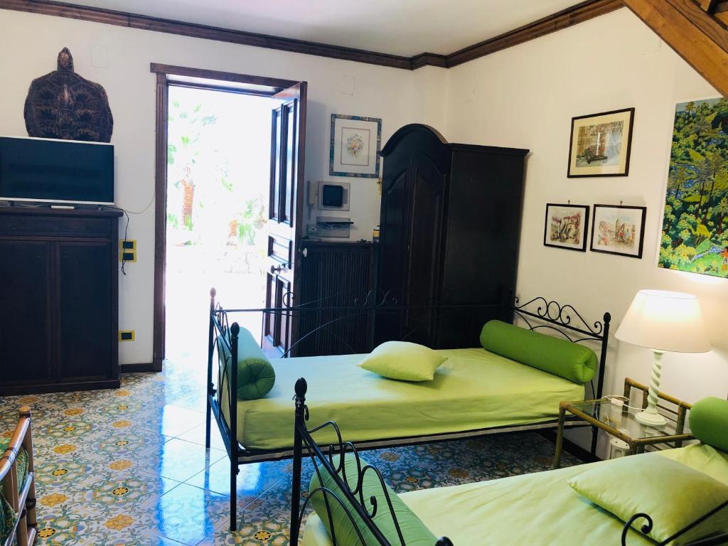 un soggiorno con 2 letti e un divano di Casa Giovanna a Capri