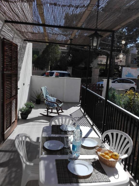 Balkón nebo terasa v ubytování Sa Cala Beach House