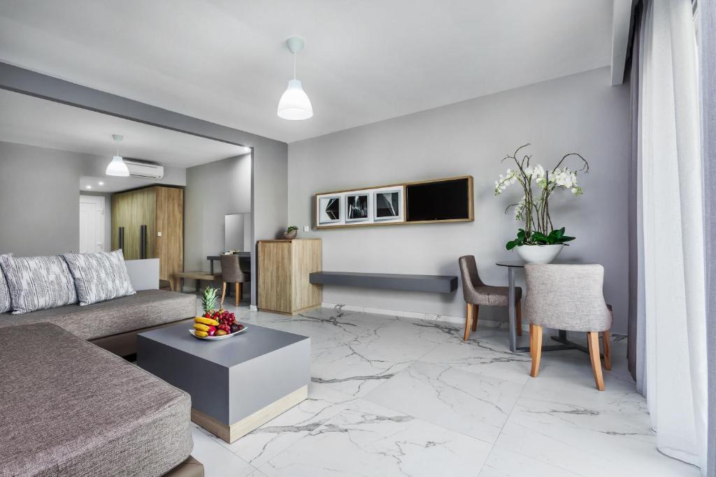 TV a/nebo společenská místnost v ubytování Anna Hotel