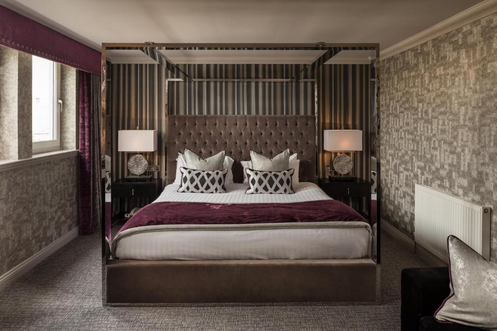 Postel nebo postele na pokoji v ubytování Carlton Hotel