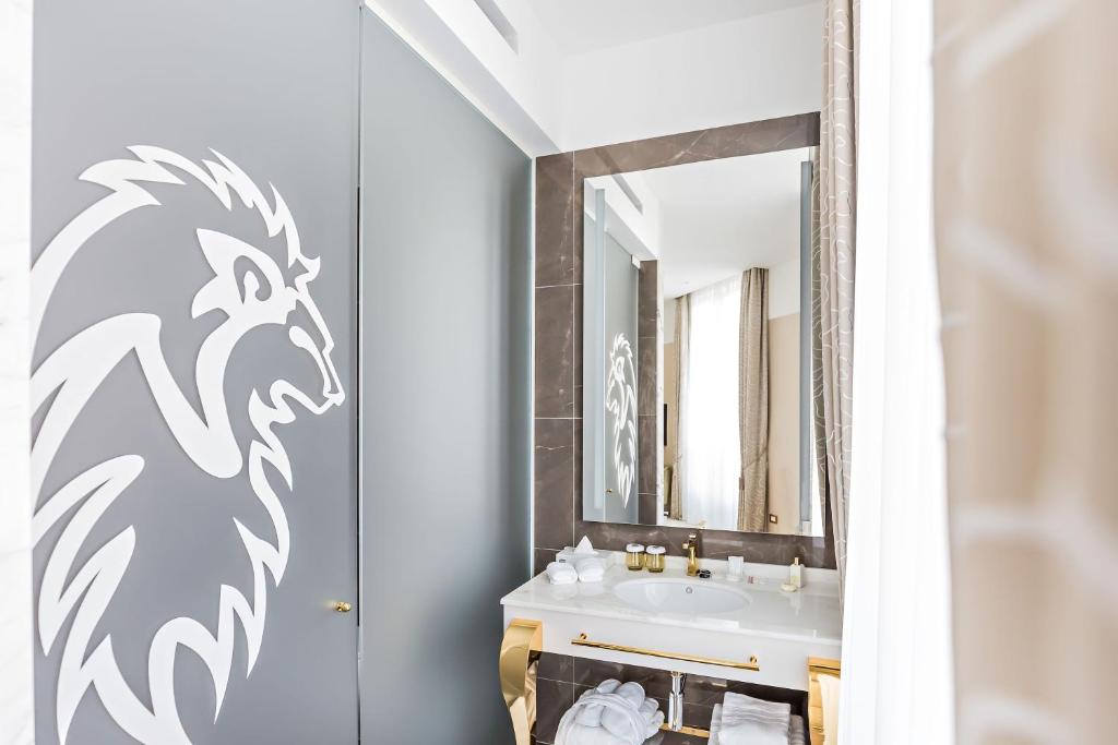Koupelna v ubytování Boscolo Lyon Hotel & Spa
