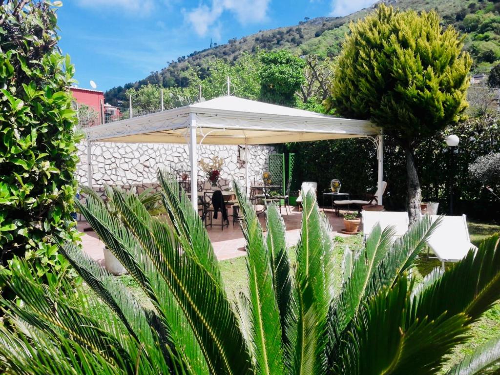 un patio con baldacchino bianco in giardino di Villa Alessandro - Anacapri ad Anacapri