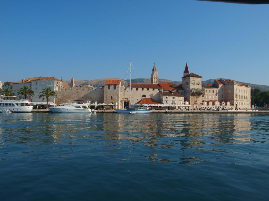 vista su un porto con barche in acqua di Apartments Toni a Trogir