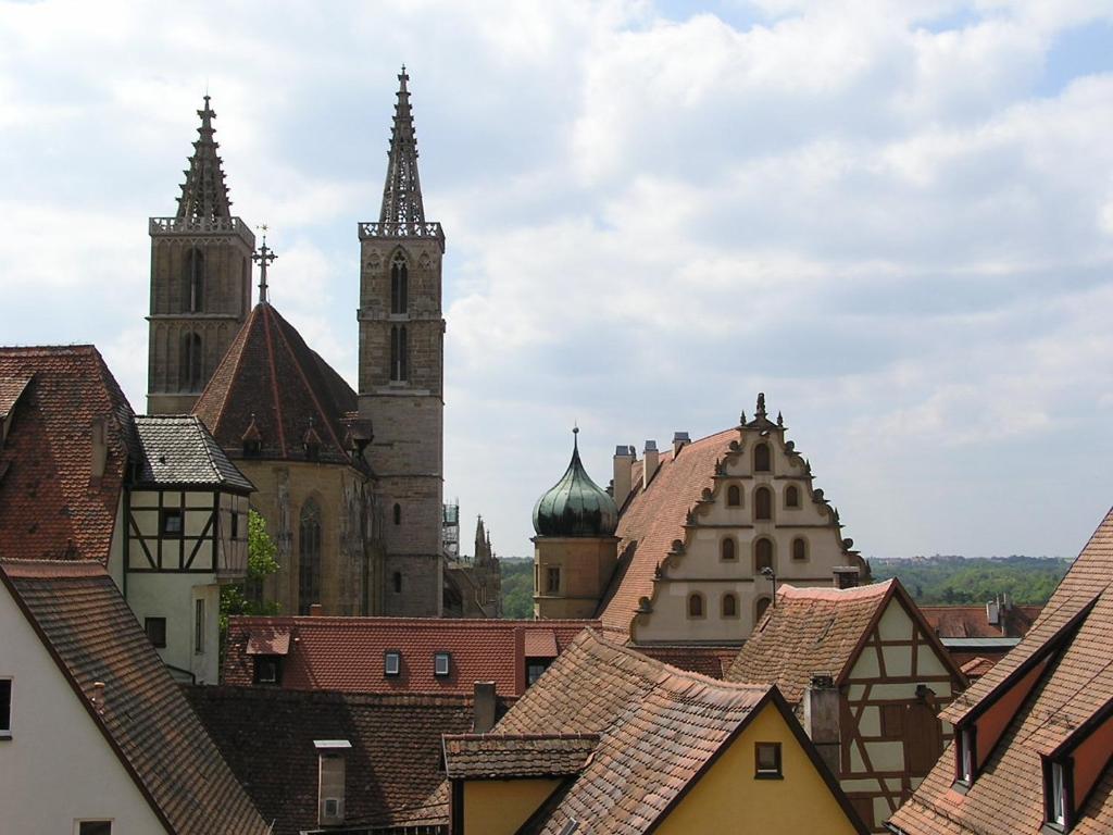 Nespecifikovaný výhled na destinaci Rothenburg ob der Tauber nebo výhled na město při pohledu z hotelu