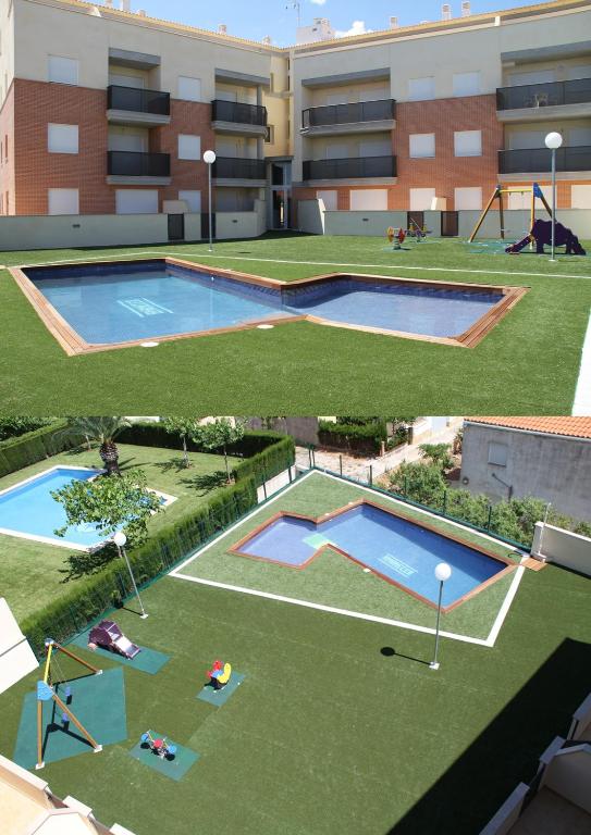 widok na kompleks apartamentów z 2 basenami w obiekcie Edificio Amanecer w mieście Alcossebre