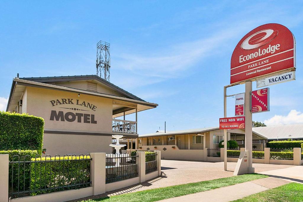 um sinal em frente a um motel Park Lane em Econo Lodge Park Lane em Bundaberg