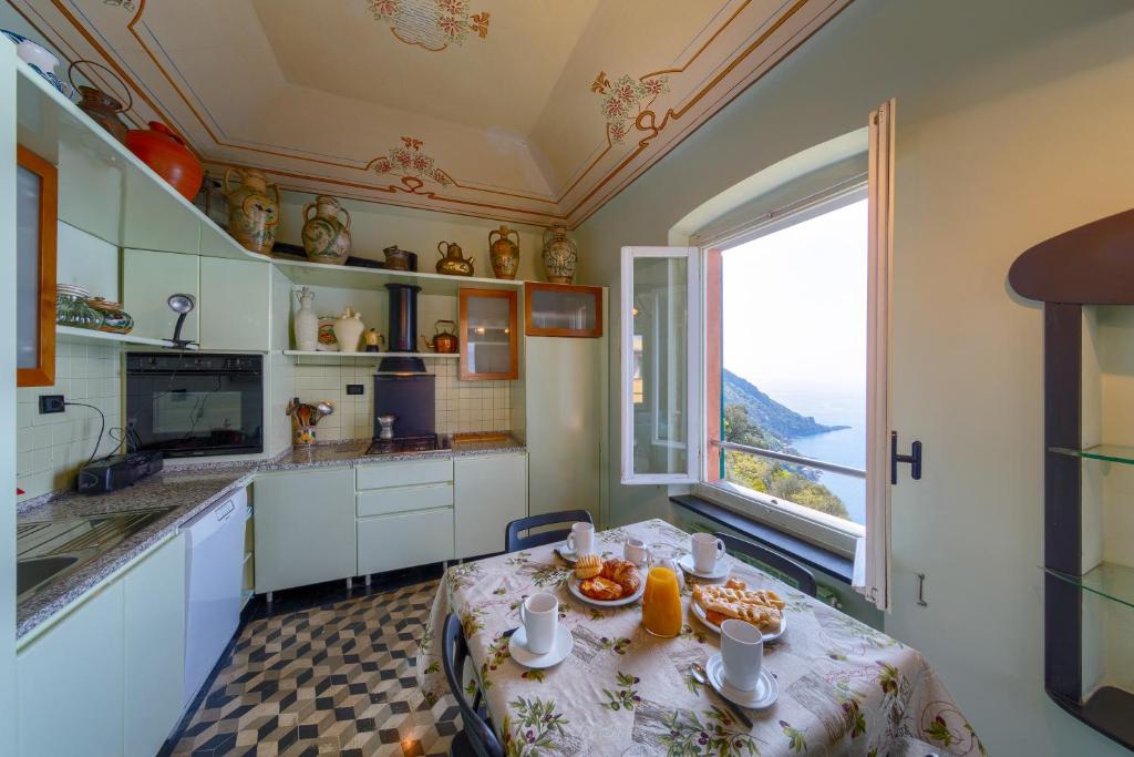 Kuchnia lub aneks kuchenny w obiekcie CASA CONSTANZA Pace e Relax in Liguria