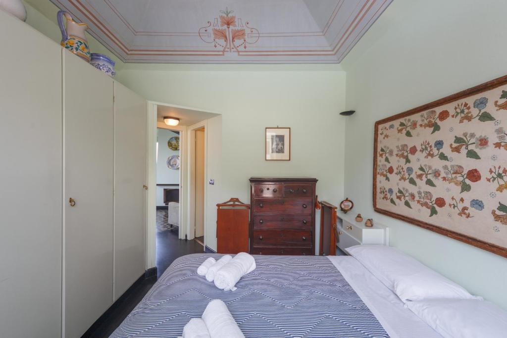 sypialnia z łóżkiem z ręcznikami w obiekcie CASA CONSTANZA Pace e Relax in Liguria w mieście Camogli