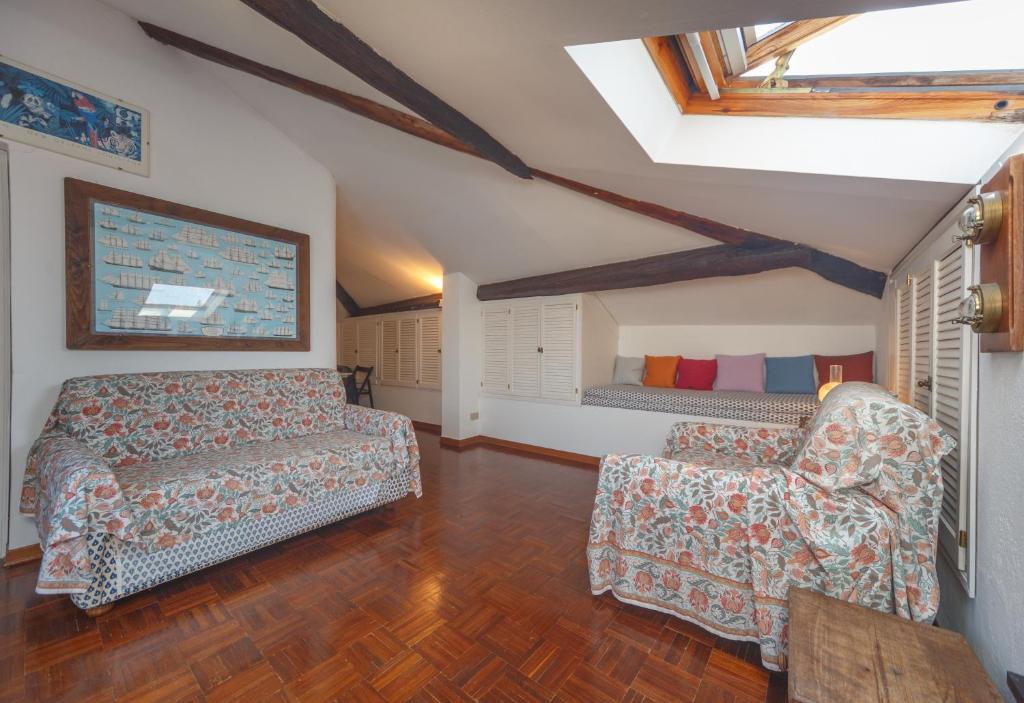 salon z kanapą i krzesłem w obiekcie CASA CONSTANZA Pace e Relax in Liguria w mieście Camogli