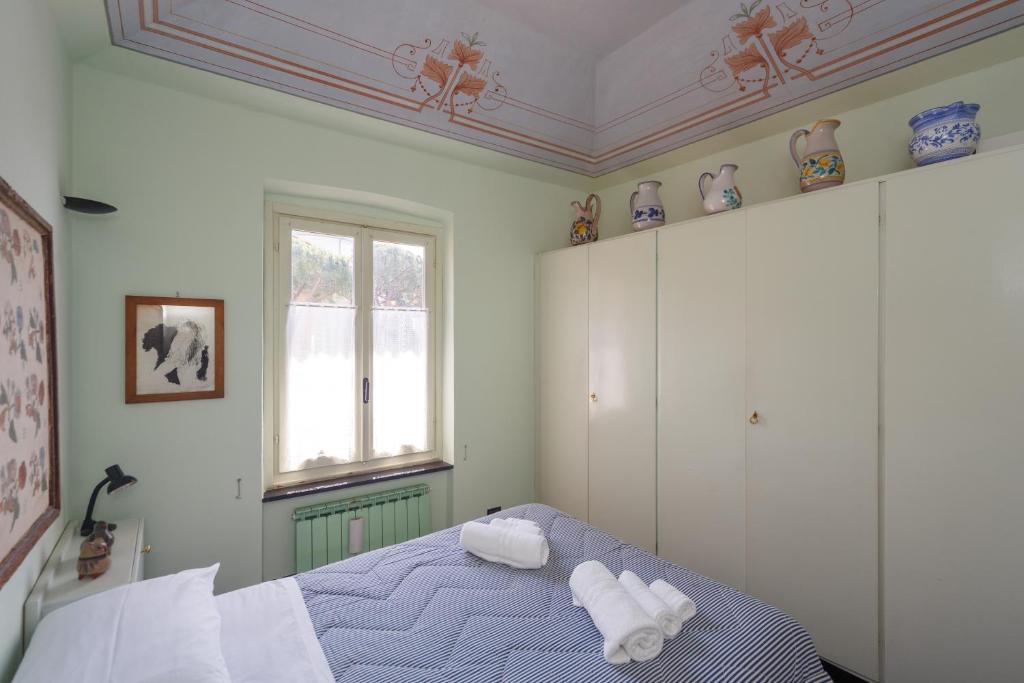 Łóżko lub łóżka w pokoju w obiekcie CASA CONSTANZA Pace e Relax in Liguria