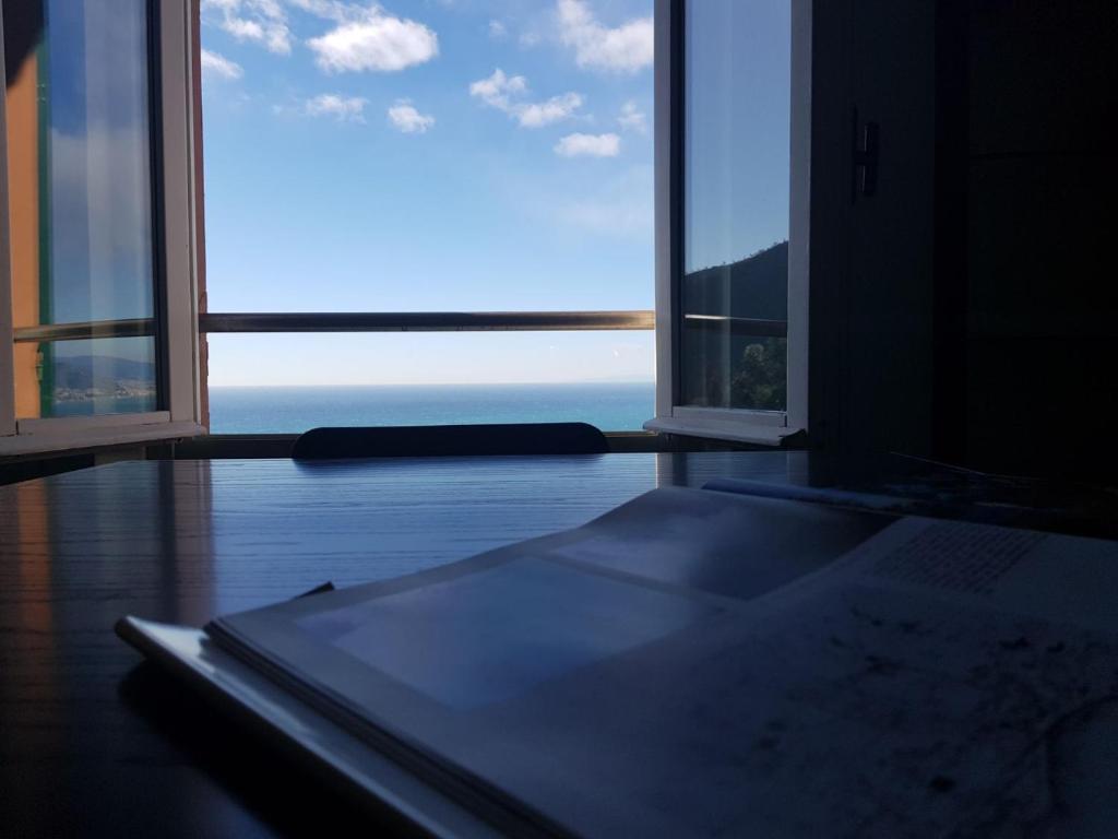 Pokój z łóżkiem i dużym oknem w obiekcie CASA CONSTANZA Pace e Relax in Liguria w mieście Camogli