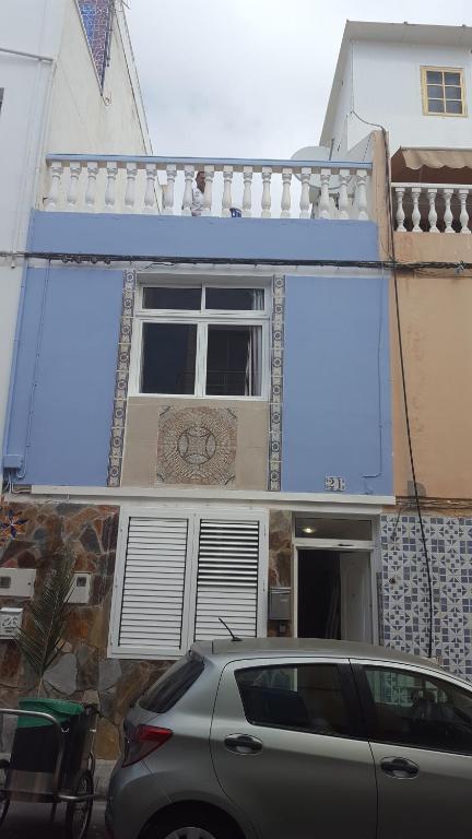 a car parked in front of a house at Arguineguin, Ferienhaus direkt am Meer, Casa Perchel in Arguineguín