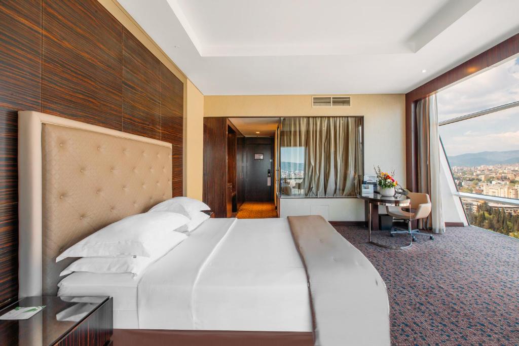 Postel nebo postele na pokoji v ubytování The Biltmore Tbilisi Hotel