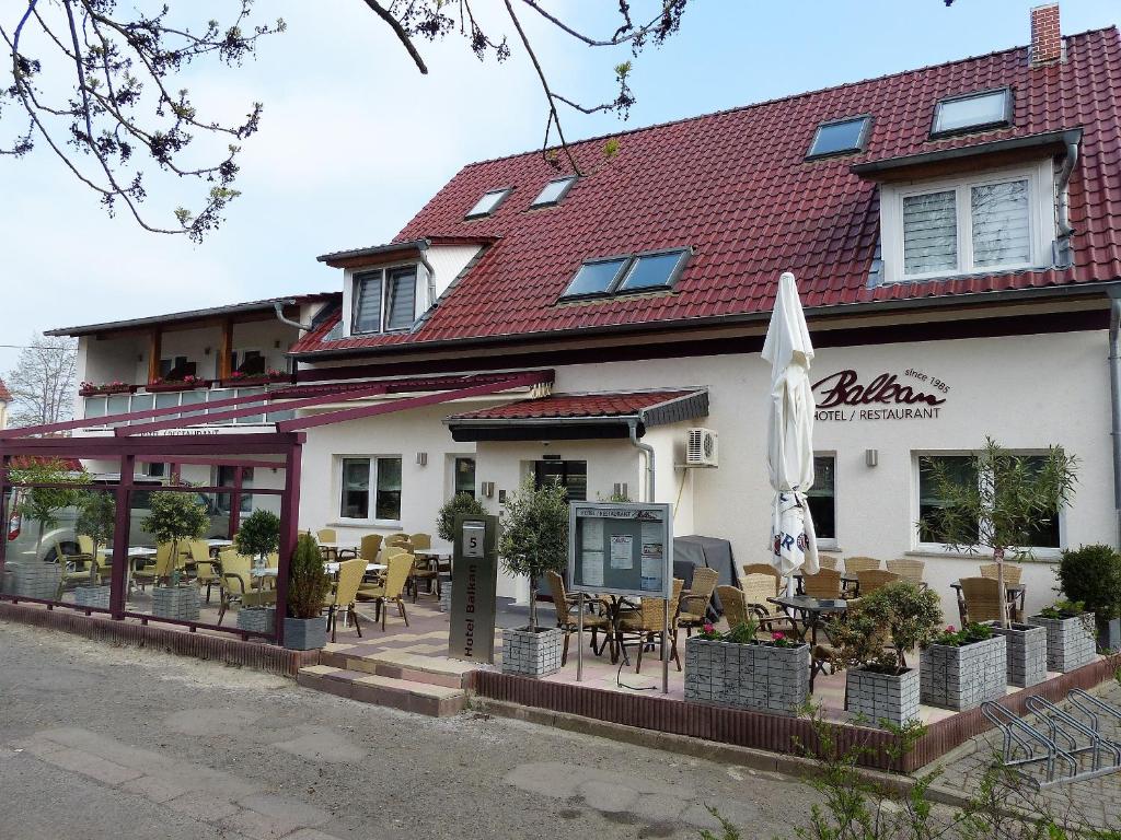 Hotel/Restaurant Balkan في زومردا: مطعم أمامه طاولات وكراسي