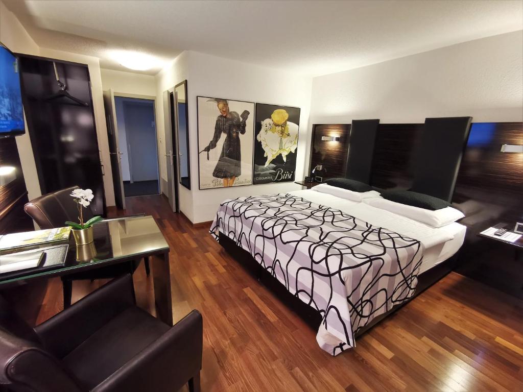 Postel nebo postele na pokoji v ubytování Hotel Brienzersee