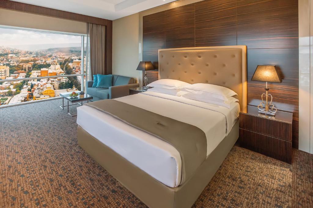 Postel nebo postele na pokoji v ubytování The Biltmore Tbilisi Hotel