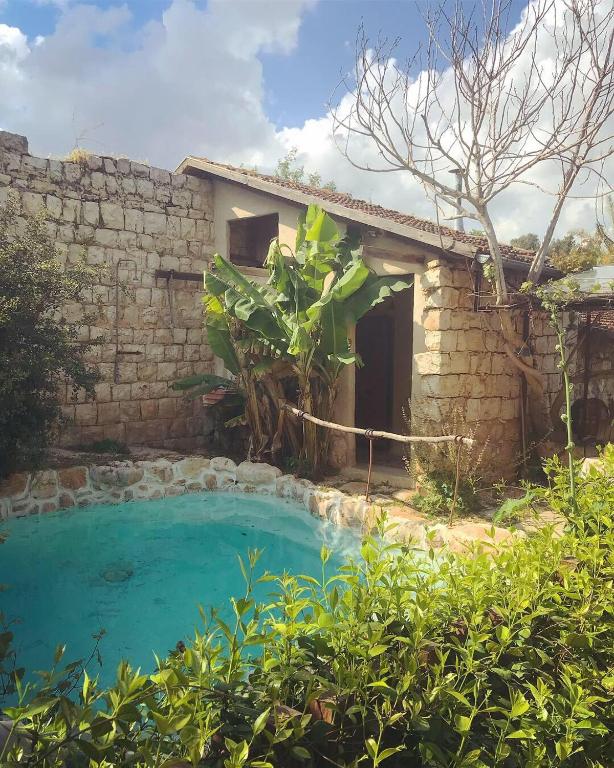 Bazén v ubytování Hemdatya Stone Suites In The Galilee nebo v jeho okolí