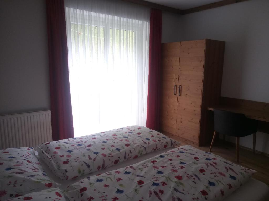 A bed or beds in a room at Ferienhaus Mendlingbauer
