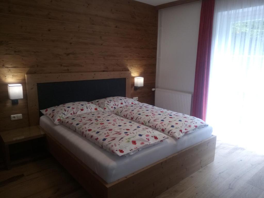 A bed or beds in a room at Ferienhaus Mendlingbauer