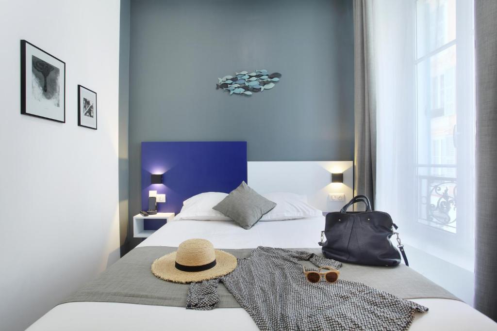 Tempat tidur dalam kamar di Hôtel Alcôve Nice