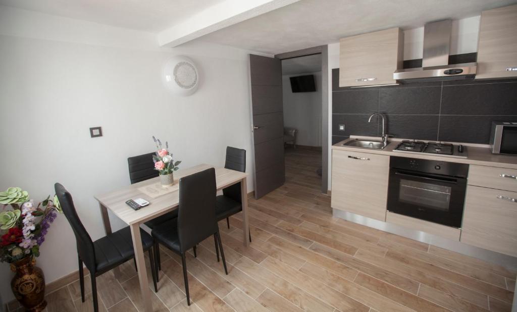 a kitchen and dining room with a table and chairs at Villa hortencia in Tarragona