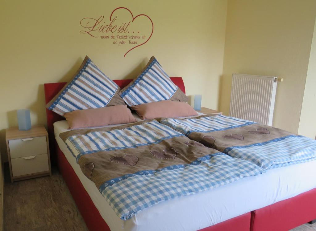 1 dormitorio con 1 cama con sábanas azules y blancas en Ferienwohnung Saarwiesen, en Merzig