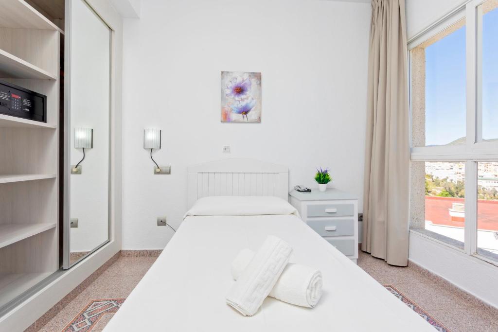Postel nebo postele na pokoji v ubytování Hostal Molins Park