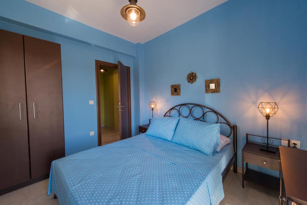 Posteľ alebo postele v izbe v ubytovaní Roxani's Apartments