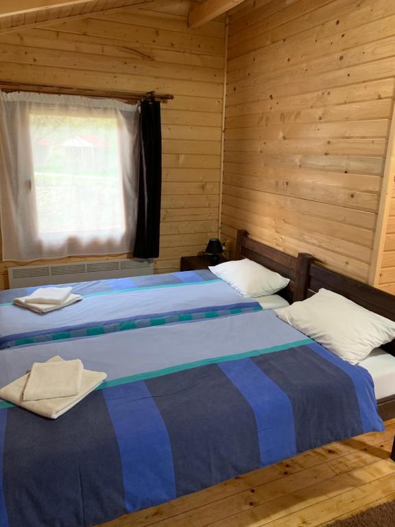 Postel nebo postele na pokoji v ubytování Casutele Suhardul Mic