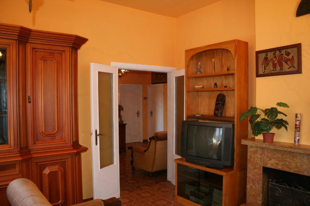 Televízia a/alebo spoločenská miestnosť v ubytovaní La casa di Rachele