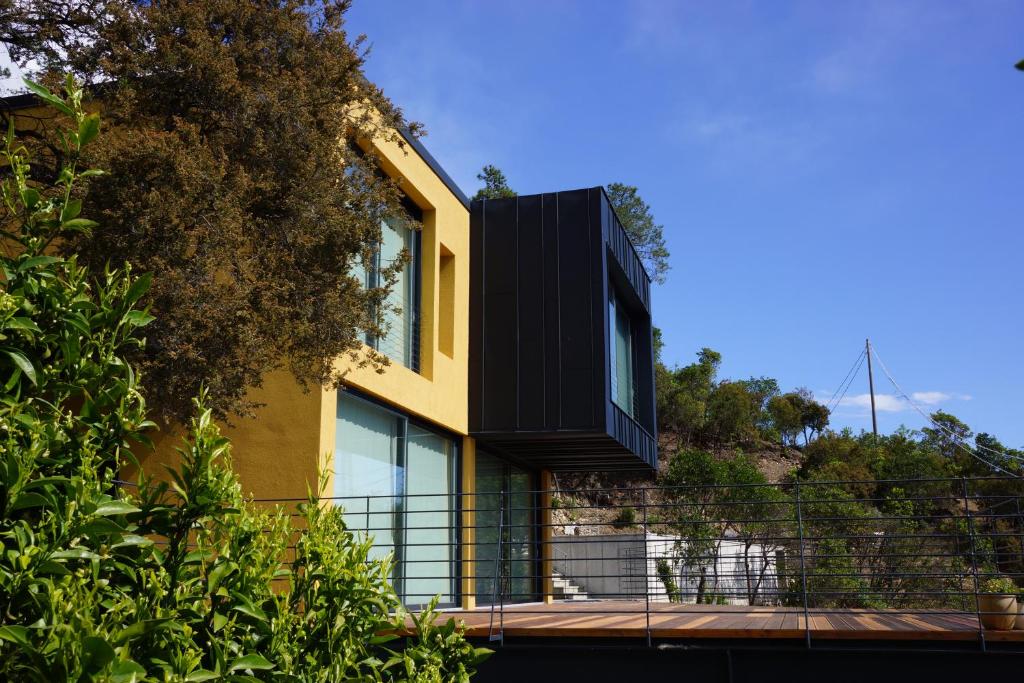 una casa con un balcón negro en un lado en Villa Crassula, en Casarza Ligure