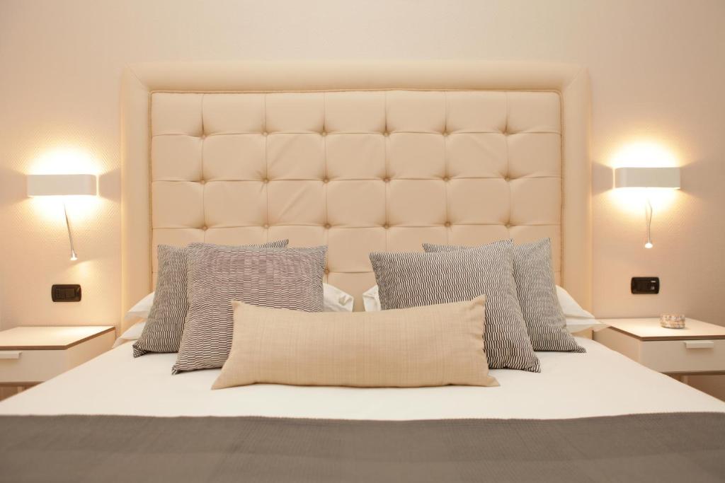 1 dormitorio con 1 cama blanca grande con almohadas en Hotel Villa Ida, en Ceprano