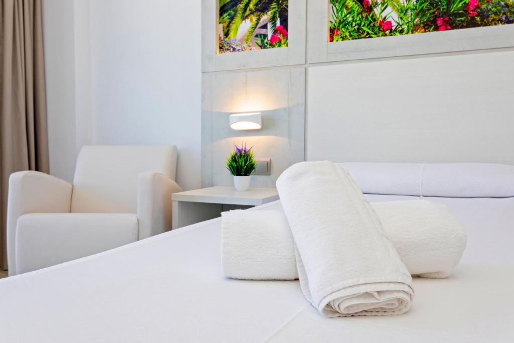 Postel nebo postele na pokoji v ubytování Hostal Molins Park