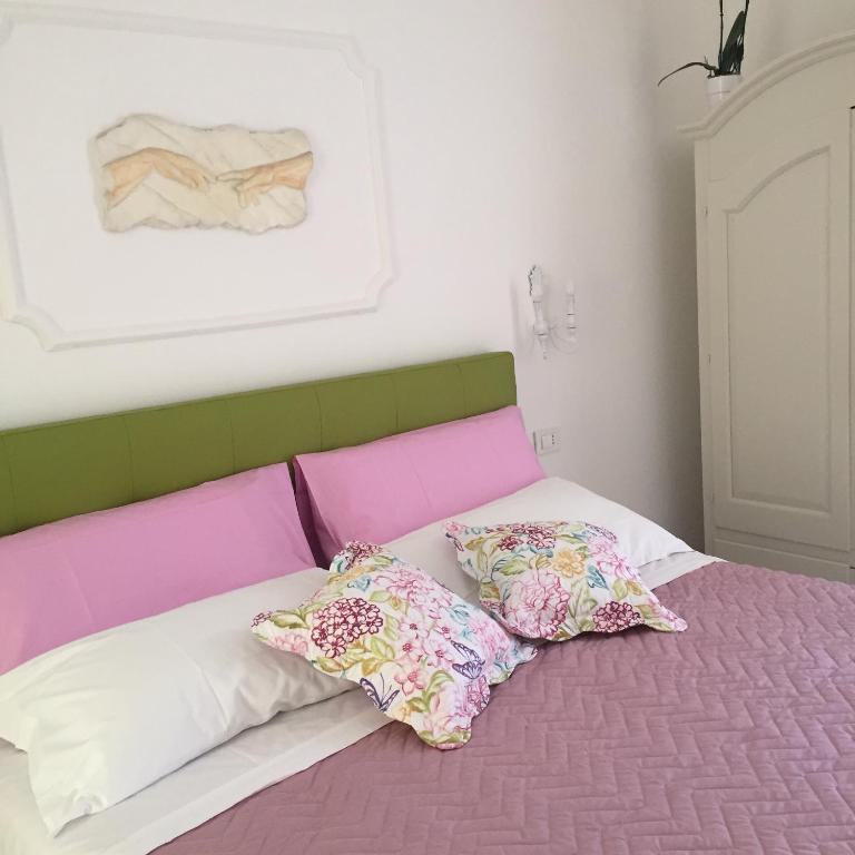 Postel nebo postele na pokoji v ubytování Sorrento Penthouse Suites