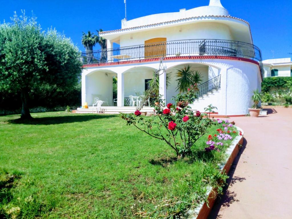 a large white house with a dome on top at Villa Dolci Vacanze in Fontane Bianche