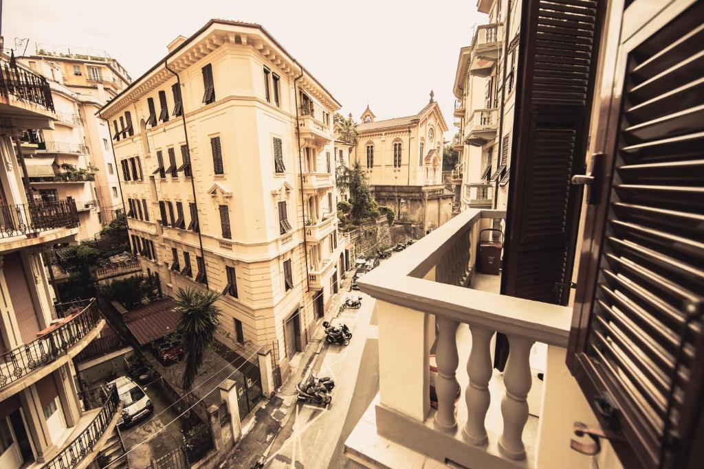 - une vue depuis le balcon d'un bâtiment dans l'établissement Five Lands, à La Spezia