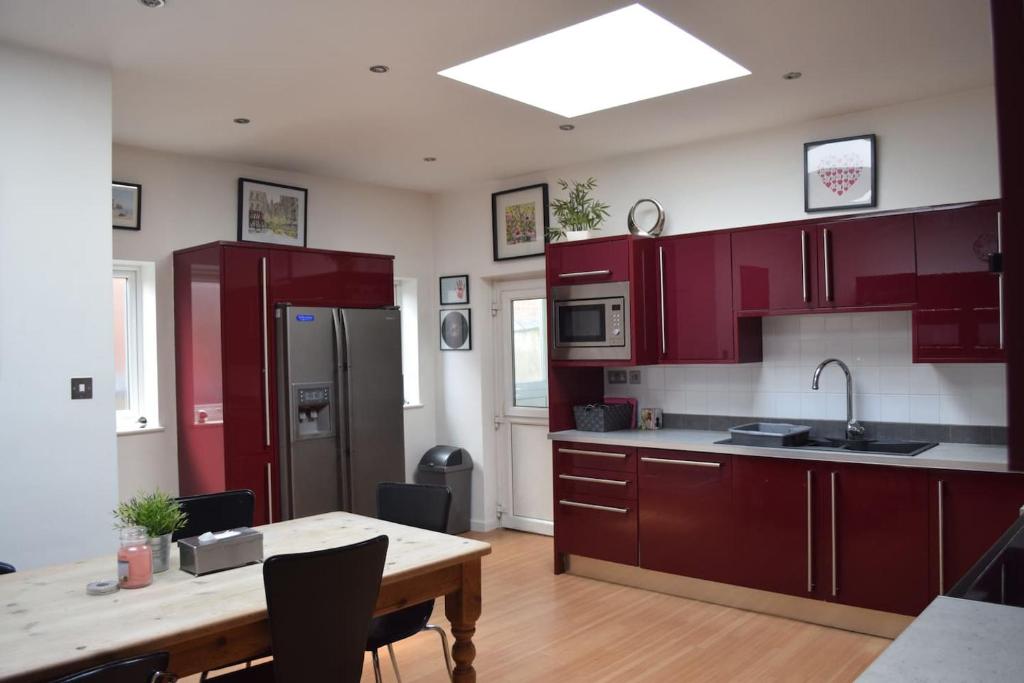 Nottingham City House - Five-Bedroom House
