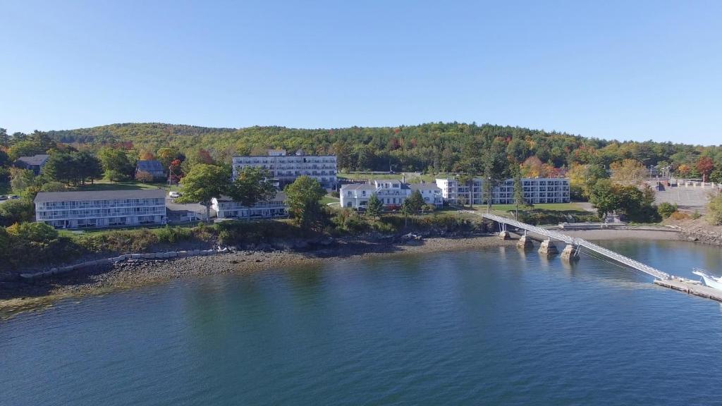 einem Luftblick auf einen Fluss mit einer Brücke in der Unterkunft Atlantic Oceanside Hotel & Conference Center in Bar Harbor