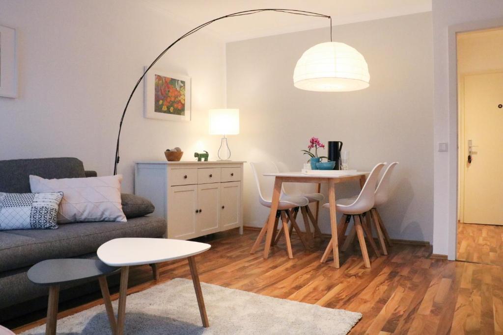 sala de estar con sofá y mesa en Ferienwohnung Sandwig, en Glücksburg